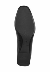 Chaussure en cuir noir avec un dessus lisse, un bout pointu et une semelle en caoutchouc texturée avec une prise à motif et un petit détail de logo.