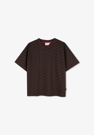 T-shirt marron à manches courtes avec motif répétitif de logo noir et étiquette rouge "HUGO" à l’intérieur de l’encolure.