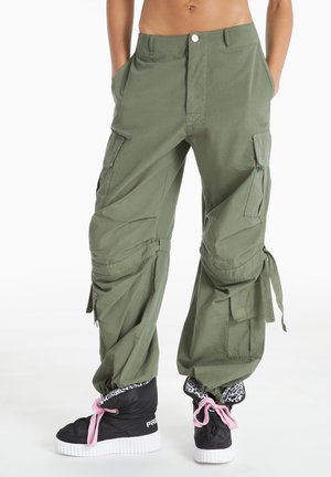 CON DOPPIE TASCHE E COULISSE CARGO - Pantaloni outdoor - verde