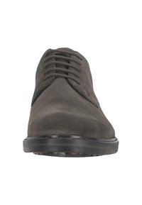 Zapatos de ante gris con cordones, con una textura suave y puntera redondeada. Presentan una suela de goma negra y un diseño clásico de seis ojales.