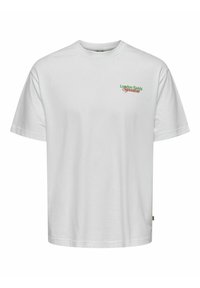 Witte katoenen t-shirt met korte mouwen, met groene en rode tekst "London Fields Superstore" op de linkerborst.