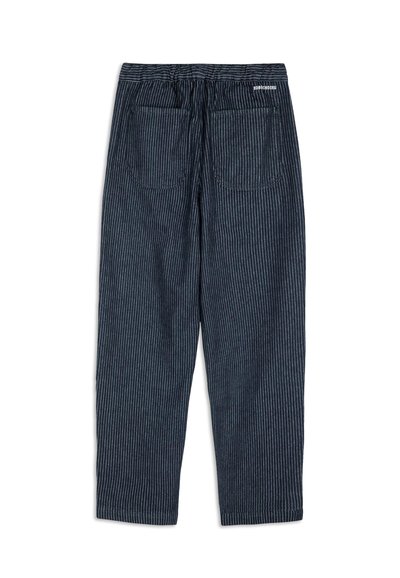 Pantaloni a righe blu navy realizzati in tessuto morbido, con vita elasticizzata e due tasche posteriori. Taglio dritto.