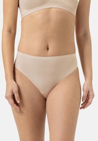 Beige saumattomat korkeavyötäröiset alushousut, joissa on sileä pinta, minimalismi muotoilu ja ei näkyviä saumoja tai kuvioita, tarjoavat tiukan istuvuuden.
