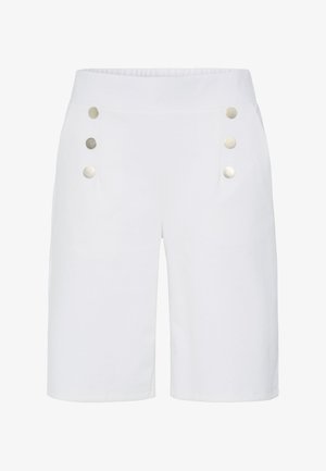 Fehér térdig érő rövidnadrág rugalmas derékpánttal és két függőleges sor három-három ezüst gombbal mindkét oldalon a csípő közelében.