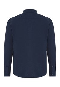 Camicia a maniche lunghe blu navy, colletto a bottoni, tessuto testurizzato, orlo arrotondato, bottoni ai polsini, senza modelli o grafiche visibili.