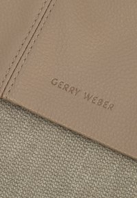 Gerry Weber KEEP IN MIND SHOULDER - Taška s příčným popruhem - taupe