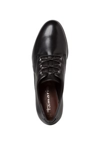 Scarpa nera in pelle con lacci, dalla finitura liscia, punta rotonda e suola piatta. Presenta occhielli in metallo e una soletta imbottita.