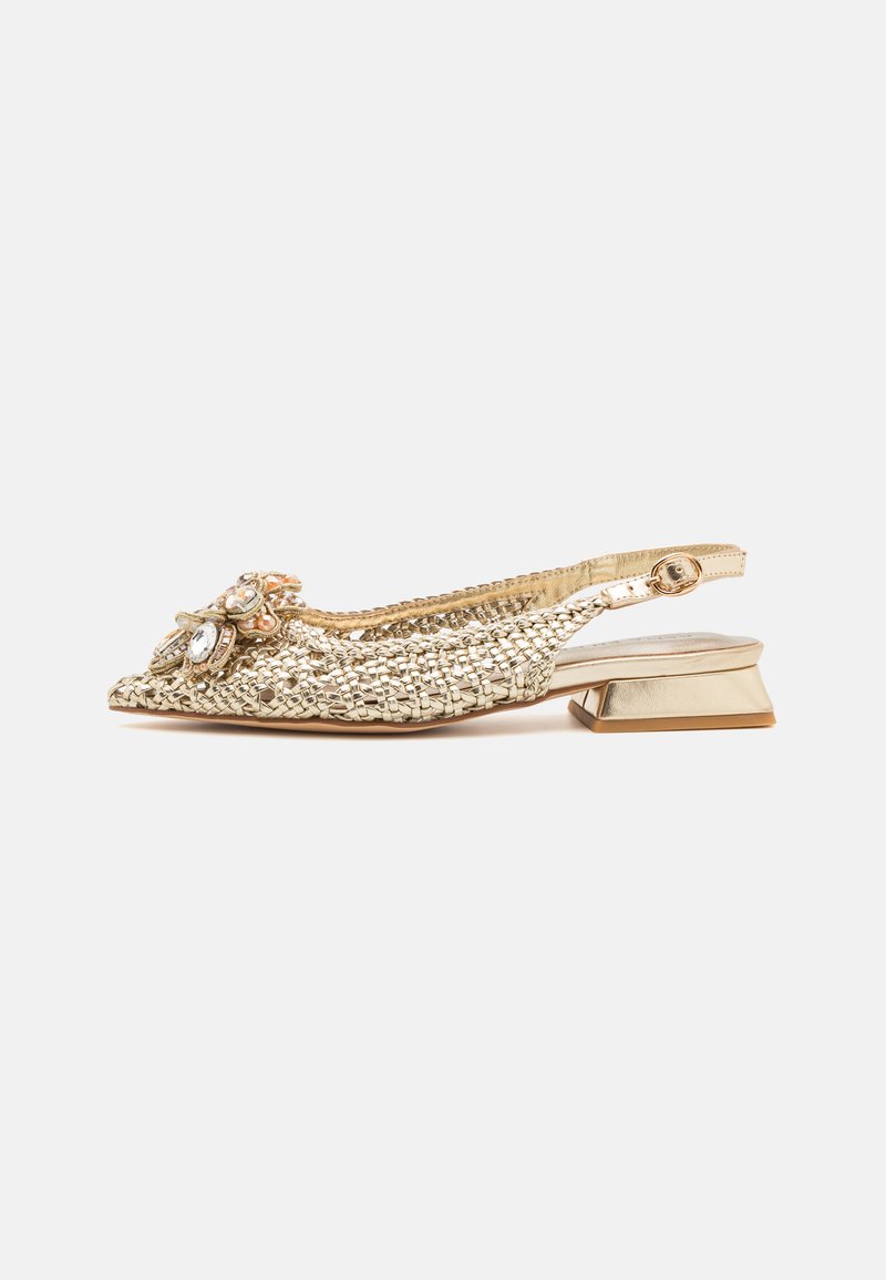 Zapato slingback dorado tejido con un bajo tacón cuadrado, adornado con un embellecimiento decorativo que presenta cristales y acentos de tela.