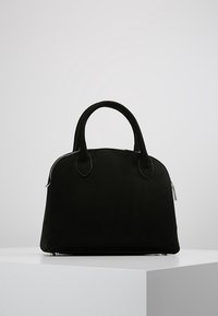 Sort suede håndtaske med en afrundet form, dobbelte håndtag, lynlås closure og sølv hardware detaljer. Tekstureret overflade, struktureret bund.