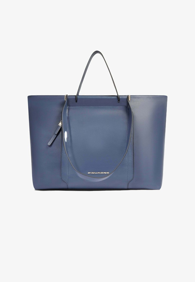 Blauwe leren totebag met een gestructureerd ontwerp, voorzien van twee handvatten aan de bovenkant, een voorvak en een gouden logodetail. Zachte textuur.