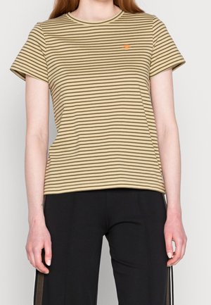 T-shirt à rayures à manches courtes en beige et kaki foncé, avec un col rond et un petit logo orange sur la poitrine gauche. Matière en coton douce.
