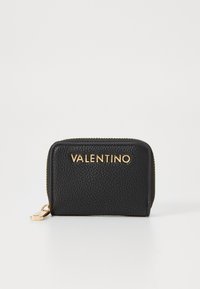 Must have nahkrahakott, millel on tekstureeritud pind, kuldne "VALENTINO" logo, tõmblukk ja voolujooneline ristkülikuline kuju.