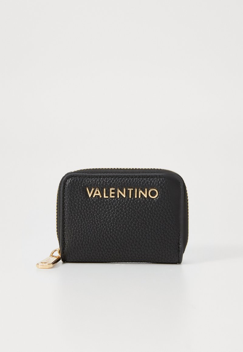 Must have nahkrahakott, millel on tekstureeritud pind, kuldne "VALENTINO" logo, tõmblukk ja voolujooneline ristkülikuline kuju.