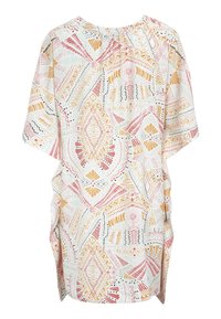 Lättviktsblus med mönster som har geometriska designer i pastellfärger av rosa, gult och grönt på en vit bakgrund. Löst sittande med korta ärmar.