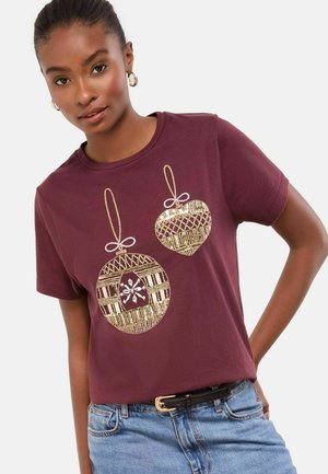 Maroonsfarvet kortærmet T-shirt med guld juledåser og sløjfer. Blødt bomuldsstof, afslappet pasform og rund halsudskæring.