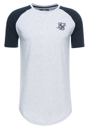 Grijze korte mouwen t-shirt met marineblauwe raglanmouwen en een afgeronde zoom. Heeft een klein logo op de borst in een donkere kleur.