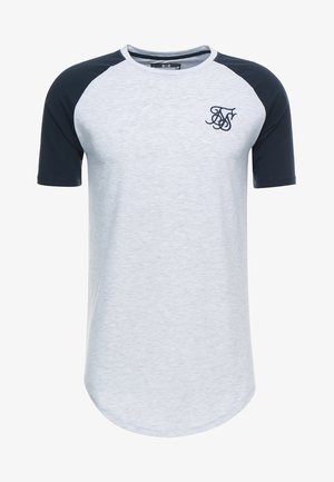 Graues T-Shirt mit kurzen Ärmeln und navyfarbenen Raglanärmeln sowie einem abgerundeten Saum. Es hat ein kleines Logo auf der Brust in einer dunklen Farbe.