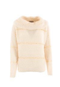 Cremfarbener Pullover mit einem strukturierten Maschenmuster, weitem Schneckenkragen und horizontalen goldenen Streifen für dezente Akzentdetails.