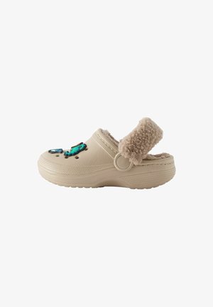 Beige Holzschuhe mit einer strukturierten Oberfläche, einem mit Fell gefütterten Riemen und dekorativen blauen und grünen Verzierungen an der Vorderseite. Leichtes Design.