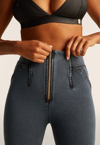 Freddy ICE - Leggingsit - black denim + blue overdyed