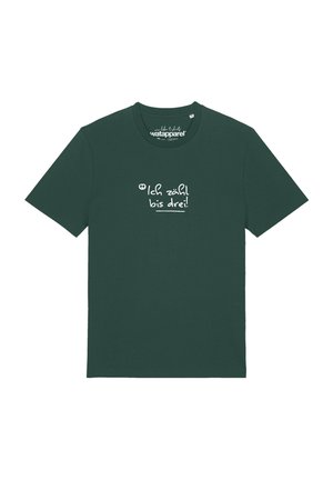 Donkergroene T-shirt met korte mouwen met witte handgeschreven Duitse tekst die zegt "Ich zähl bis drei!", gecentreerd op de borst.