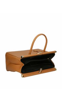 Brun läderhandväska med en strukturerad design, ovandelshandtag och ett guldmetallspänne. Försedd med en svart interiör med en zipficka och öppet utrymme.