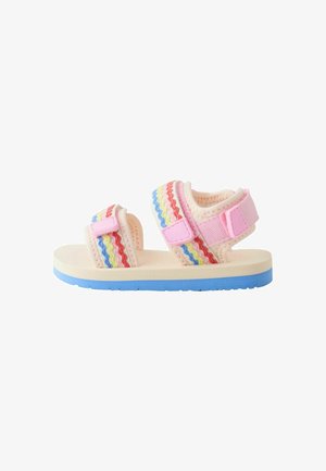 Børne sandal med åben tå, pink remme, bølget kant i regnbuens farver og blå sål designet til justerbar komfort.