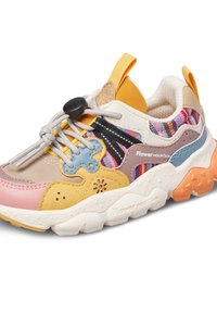 Multibarevné květinové horské tenisky s elastickými tkaničkami na pružné stahování, vzorovanou tkaninou, žlutými poutky a texturovanou oranžovo-bílou podešví.