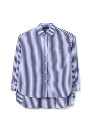 Camisa de botones a rayas azul y blanca con cuello, bolsillo delantero y un dobladillo posterior más largo. Hecha de una tela ligera con una textura suave.