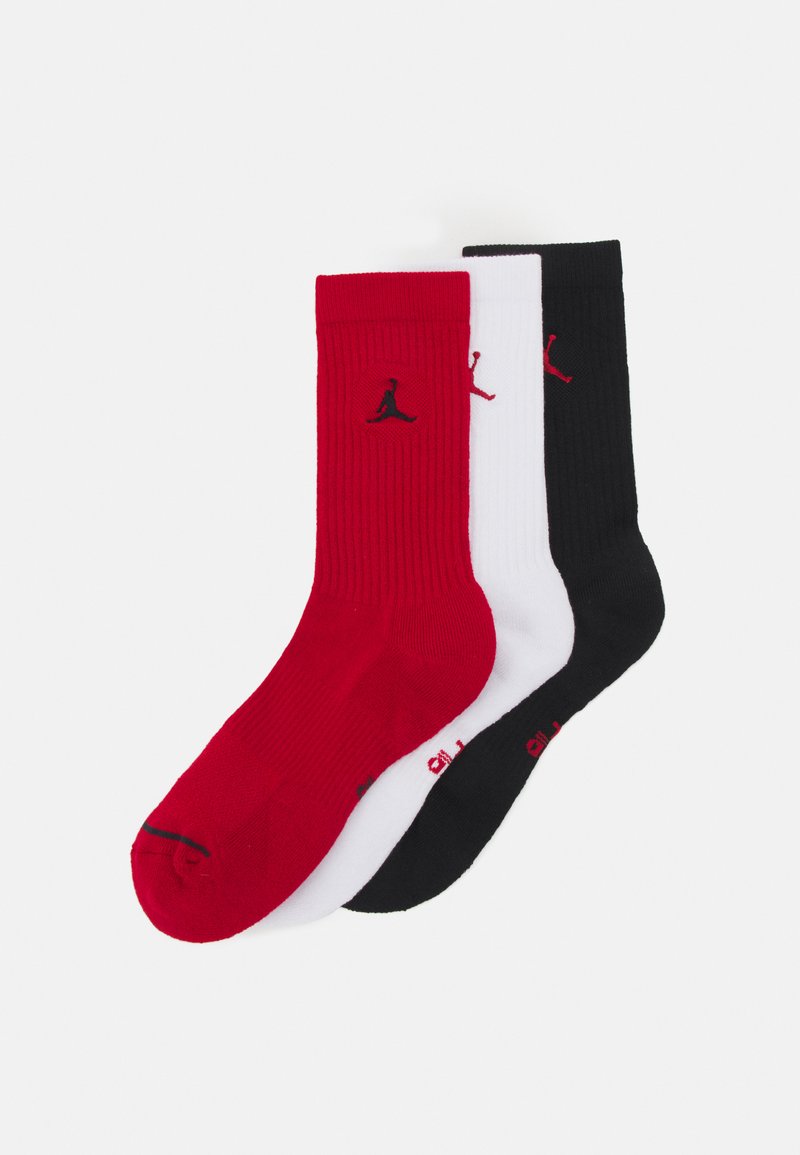 Drie paren geribde sokken in rood, wit en zwart, elk met het Jumpman-logo in contrasterende kleuren op de boord.