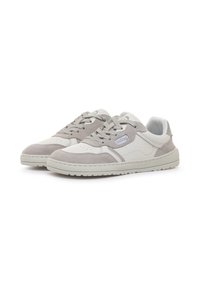 Zapatillas bajas blancas y grises claras de ante con cordones, suela texturizada y logo "mtng." en el lateral, en ángulo hacia la izquierda sobre fondo blanco.