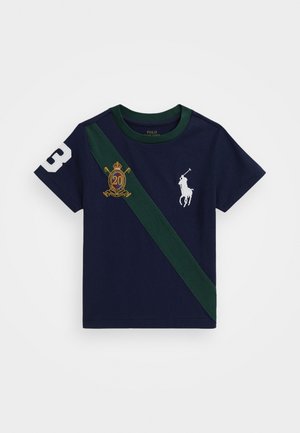 Marineblaues Baumwoll-T-Shirt mit einem grünen diagonalen Streifen, der weißen Nummer "3", einer gestickten Krone und dem "20"-Logo sowie einer Grafik eines weißen Polo-Spielers.