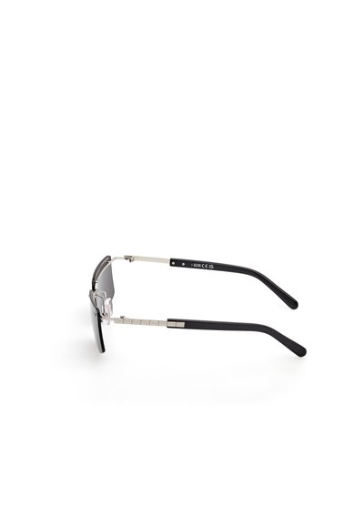 Ochelari de soare cu un cadru metalic argintiu, lentile închise la culoare și brate din plastic negru. Au un design cu articulație și branding minimal.