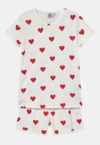 Complete set di pigiama a due pezzi composto da una maglietta bianca a maniche corte e pantaloncini abbinati, entrambi decorati con motivi a cuore rossi su un tessuto morbido.