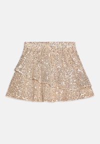 Jupe pailletée en or clair avec des couches froncées, une taille élastique et des motifs rayés verticaux en embellissements brillants.