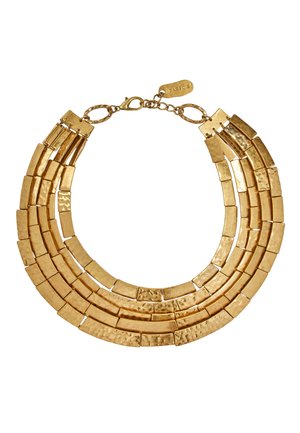 Masywna naszyjnik w kolorze złota z czterema rzędami nieregularnych, prostokątnych metalowych elementów oraz zapięciem na karabińczyk z ozdobną metką.
