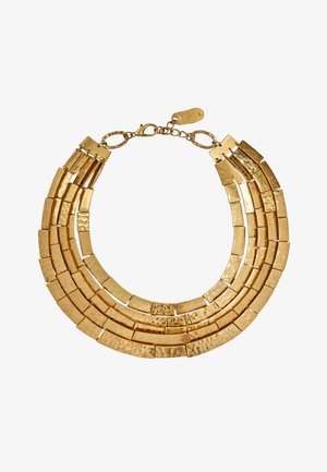 Masywna naszyjnik w kolorze złota z czterema rzędami nieregularnych, prostokątnych metalowych elementów oraz zapięciem na karabińczyk z ozdobną metką.