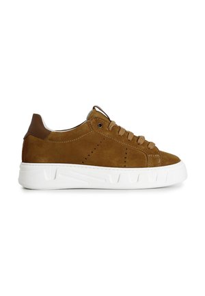 Sneaker in suede marrone con suola in gomma bianca, caratterizzata da cuciture tono su tono, design con lacci e piccole perforazioni sui lati.