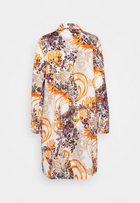Pitkähihainen mekko, jossa on kaulus ja abstrakti kukkakuosi oranssissa, violetissa, beigen sävyissä ja valkoisena, esitettynä takaa valkoista taustaa vasten.