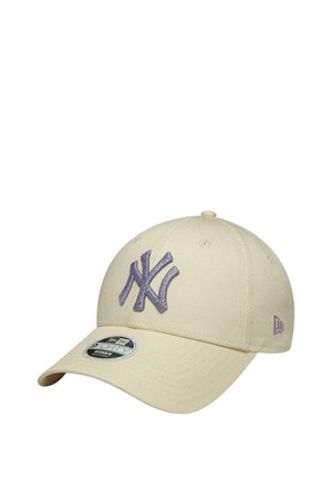 Gorra beige con visera curva y el logo entrelazado "NY" bordado en púrpura en el frente, además de un pequeño logo púrpura en el lateral.