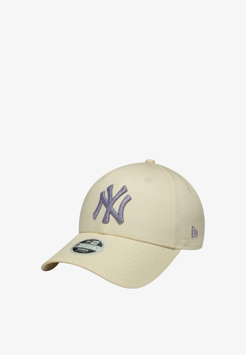 Casquette beige à visière courbée avec un logo « NY » entrelacé violet brodé à l'avant et un petit logo violet sur le côté.