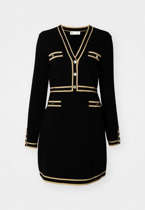 Μαύρο φόρεμα με μακριά μανίκια, V λαιμόκοψη, ρίγες με χρυσές λεπτομέρειες και τέσσερις διακοσμητικές τσέπες, με μεταλλικά κουμπιά.