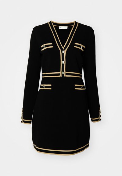 Μαύρο φόρεμα με μακριά μανίκια, V λαιμόκοψη, ρίγες με χρυσές λεπτομέρειες και τέσσερις διακοσμητικές τσέπες, με μεταλλικά κουμπιά.