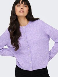 Lys lilla cardigan med rund halslinning og knappelukking, laget av mykt materiale. Har lange ermer og en avslappet passform.