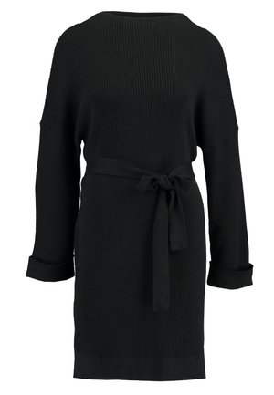 Schwarzes geripptes Strickkleid mit Bootsausschnitt, langen Ärmeln und einem Bindegürtel in der Taille. Hat gefaltete Manschetten und einen geraden Saum.