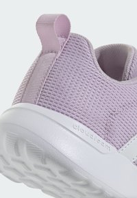 Talons de baskets en mesh lilas avec languette en tissu et semelle blanche embossée du texte "cloudfoam".