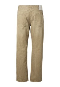 Pantalon beige à jambe droite avec deux poches arrière et une étiquette de marque blanche rectangulaire sur la ceinture, sur fond blanc.