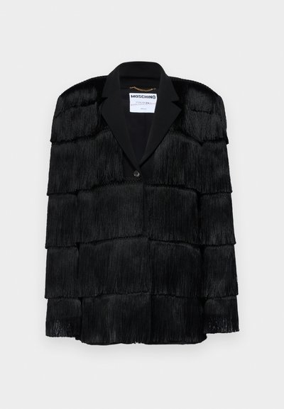 Zwarte jacket met gelaagde franjes, een gekartelde revers en een enkele knoopsluiting. Zachte textuur, gestructureerd ontwerp.