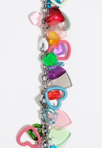 Kleurrijke hartvormige bedels in verschillende doorschijnende tinten van roze, rood, groen en paars, bevestigd aan een armband van zilverkleurig metaal.