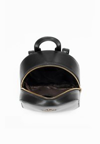 Černý kožený batoh s kulatým tvarem, horním držadlem, dvěma ramenními popruhy a zlatým zipem. Uvnitř je hladká, tmavá textilie.